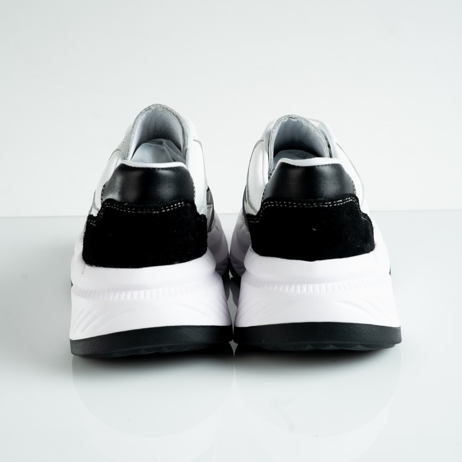  كوتشي حريمي جلد طبيعي أسود ببطانة وفرش جلد طبيعي ونعل EVA طري وطبي مع تطعيمة شمواه وارتفاع نعل 5 سم